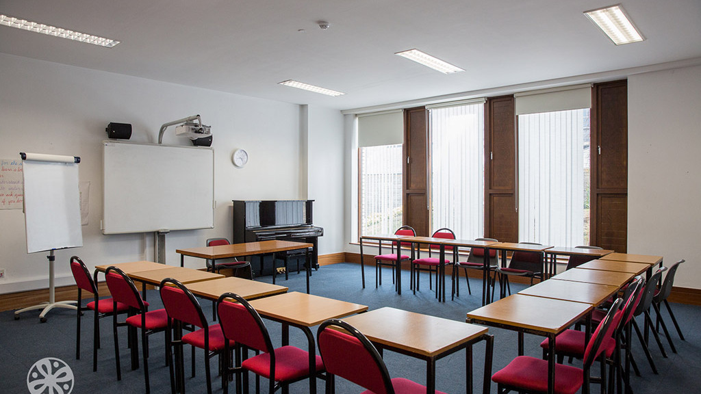 Children_and_teenagers_learning_English_in_Dublin,_Irland_-_the_school