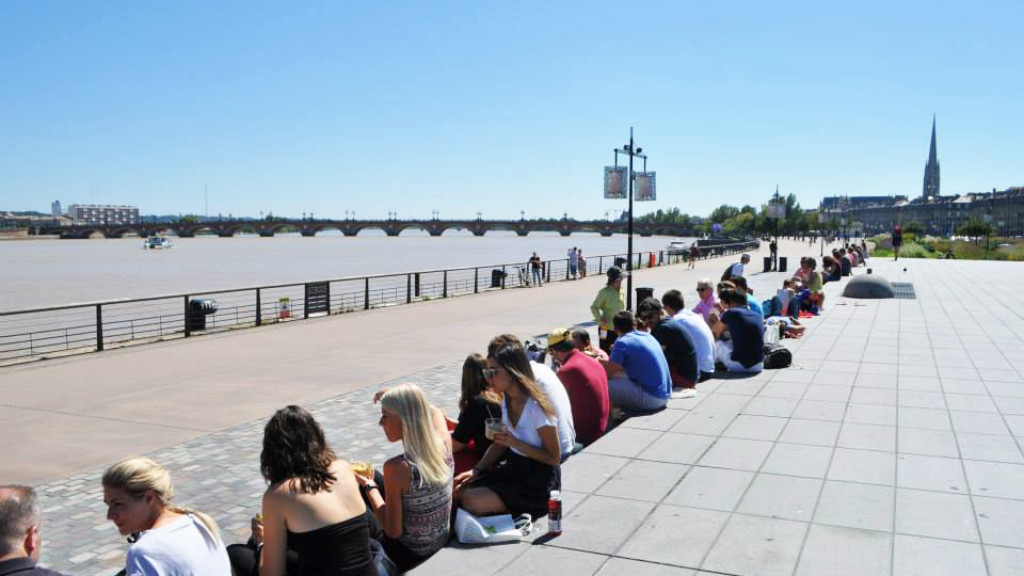 Bordeaux_-_The_city_-_quai_de_la_Garonne