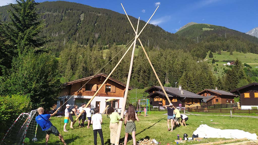 Children_and_teenagers_learning_English,_German_or_French_in_Liddes_Switzerland